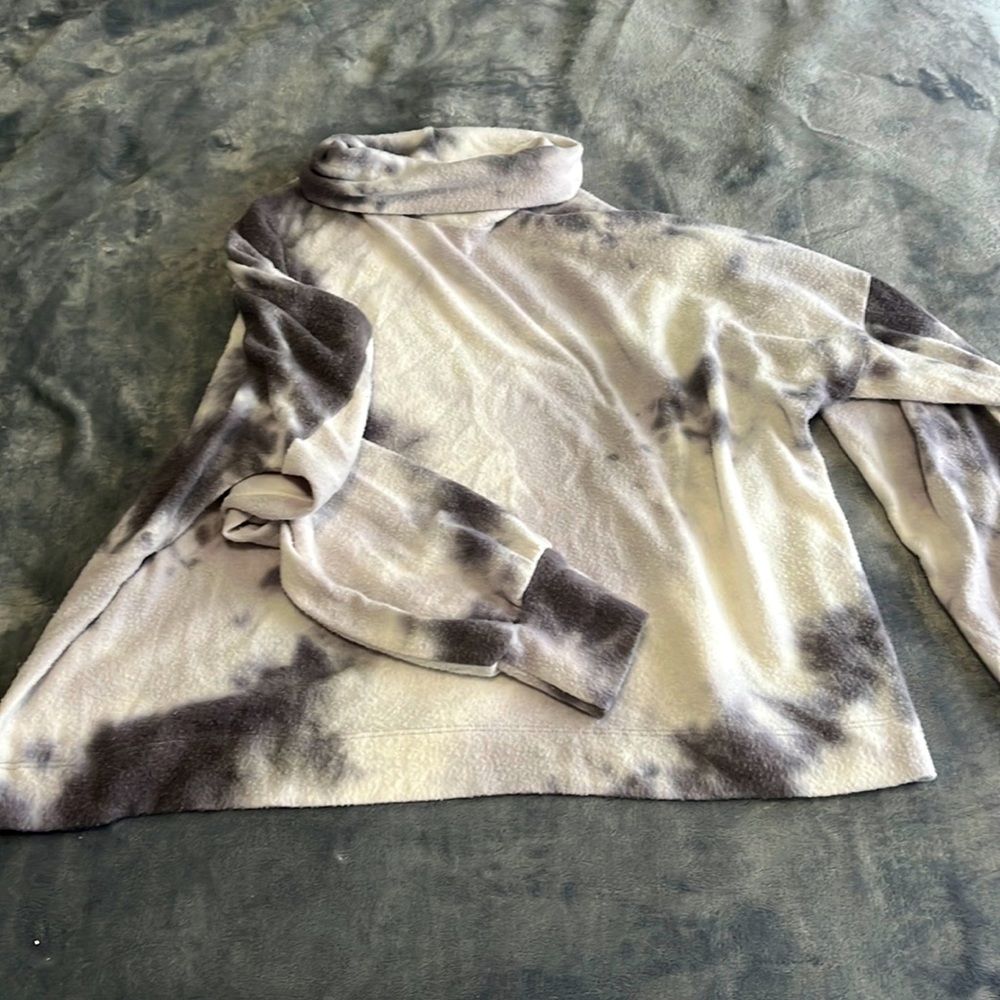 Marble Cropped Turtleneck Top